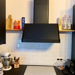 Kundenprojekt: Küchenregal aus geölter Eiche mit einseitiger Baumkante